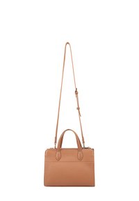 Tan leren handtas met een gestructureerd ontwerp. Heeft dubbele handvatten bovenaan en een afneembare schouderriem, een gladde textuur en subtiele stiksels.