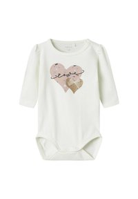 Biały bodysuit dla niemowląt z długim rękawem, ozdobiony dwoma sercami w odcieniach różu i złota z kwiatowymi wzorami oraz napisem "love" w kolorze czarnym. Zapięcie na zatrzaski u dołu.