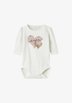 Witte lange mouw baby rompertje met twee harten in roze en goud met bloemmotieven en de tekst "liefde" in zwart. Drukknoopsluiting onderaan.