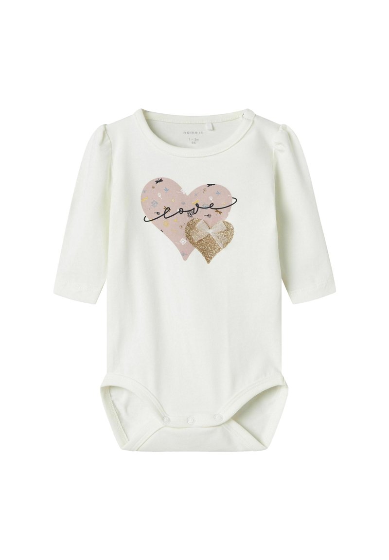 Biały bodysuit dla niemowląt z długim rękawem, ozdobiony dwoma sercami w odcieniach różu i złota z kwiatowymi wzorami oraz napisem "love" w kolorze czarnym. Zapięcie na zatrzaski u dołu.