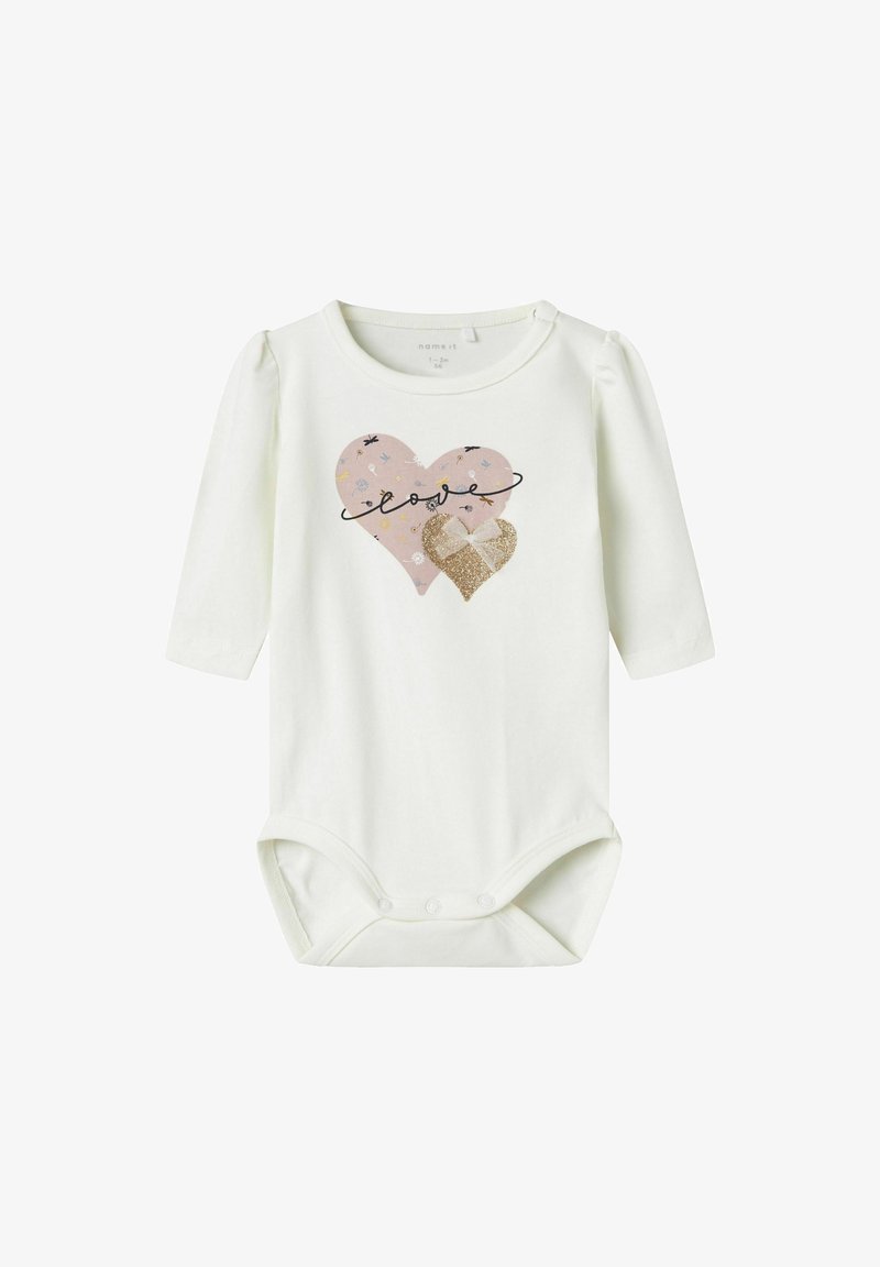 Biały bodysuit dla niemowląt z długim rękawem, ozdobiony dwoma sercami w odcieniach różu i złota z kwiatowymi wzorami oraz napisem "love" w kolorze czarnym. Zapięcie na zatrzaski u dołu.