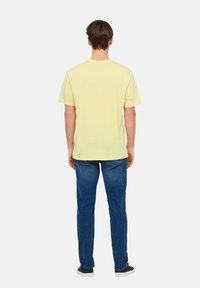 Only & Sons BEANE RHABA KURZARMSHIRT - Camiseta estampada - gelb