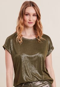 Olijfgroen metallic Korting mouwtop met een ronde hals en een gladde, glanzende textuur. Heeft opgerolde mouwen en een ontspannen pasvorm.