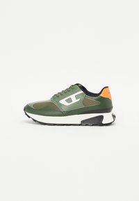 Grønne sneakers med hvite detaljer, meshpaneler og en teksturert svart gummisåle. Har en oransje hæltab og en rund tådesign.