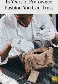 Personne portant des gants blancs inspecte un sac à main beige à l'aide d'un outil de grossissement sur une table de travail avec des outils de mesure à proximité.