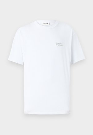 Witte katoenen T-shirt met korte mouwen, ronde halslijn en een klein grijs logo met de tekst "the new originals" op de linkerkant van de borst.