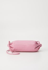 Rosa lærveske med rektangulær form, glatt tekstur og en tynn skulderreim. Har folder på den ene enden.