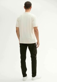 TOM TAILOR WEICHE TAPERED - Cargohose - dark rosin green