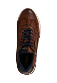 Sneaker in pelle marrone con lacci blu scuro, zip laterale e suola color crema. Presenta una soletta imbottita e dettagli di logo discreti.