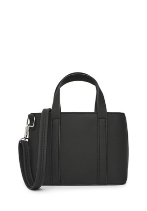 Borsa a mano rettangolare nera con due manici corti e una tracolla lunga removibile con fibbia in metallo su sfondo bianco.
