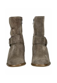 Stivali ankle in suede grigi con punta rotonda, zip laterali e una cintura decorativa attorno alla caviglia, caratterizzati da una finitura liscia e hardware minimo.