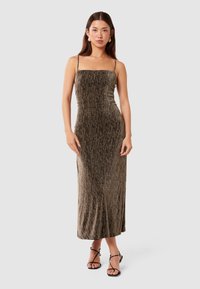 Robe midi métallique ajustée en tons dorés et noirs, avec des fines bretelles et un décolleté droit, présentant une finition en tissu lisse et texturé.