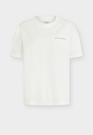 Άσπρο κοντομάνικο T-shirt με στρογγυλή λαιμόκοψη και μικρό κείμενο σε καλλιγραφική γραφή "by marcopoledenim" στο αριστερό μέρος του στήθους.