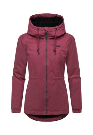 Viininpunainen vedenkestävä takki hupulla, etuvetoketjulla, säädettävillä kiristysnauhoilla ja joustavilla hihansuuilla; sisältää pehmeän, teksturoidun vuorin.