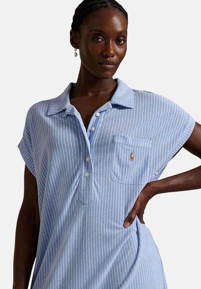 Niebiesko-biała sukienka w paski z kołnierzykiem, krótkimi rękawami, zapinana na guziki z przodu, z kieszenią i małym haftowanym logo na piersi.