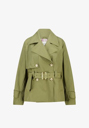 Manteau trench vert olive à double boutonnage, grand col, taille ceinturée et boutons dorés. Texture lisse et forme structurée.