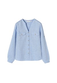 Blouse en lin bleu clair à manches longues avec boutons sur le devant, deux poches poitrine avec rabats boutonnés et col en V.