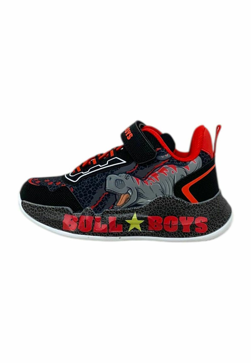 Scarpa da ginnastica nera e rossa con tomaia testurizzata, con grafica di un dinosauro, cinturino in Velcro e scritta audace "BULL BOYS" sulla suola.
