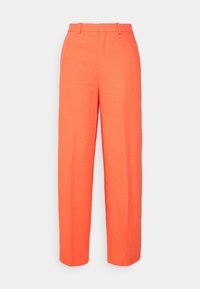 Pantaloni in lino arancione con una linea a gamba larga, dettagli di piega e una vita con passanti per cintura. Texture liscia e stile minimalista.