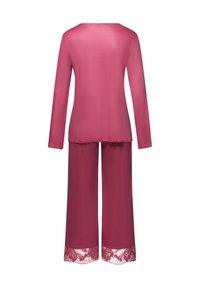 Tvådelad mysdräkt i en solid rosaröd färg, med lång ärm och vida byxor med spetsdetaljer vid fållen. Slätt, lätt tyg.