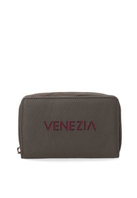 Grå læderpung med præget "VENEZIA" logo i mørkerød. Har tekstureret overflade og lynlåslukning. Kompakt rektangulær form.