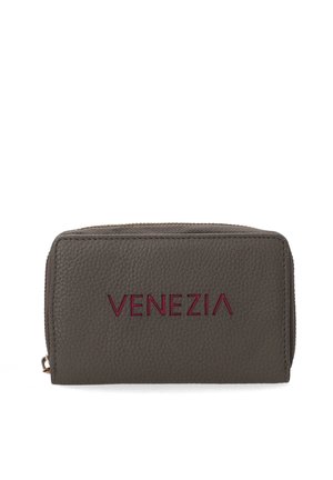 Grå læderpung med præget "VENEZIA" logo i mørkerød. Har tekstureret overflade og lynlåslukning. Kompakt rektangulær form.