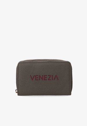 Grå læderpung med præget "VENEZIA" logo i mørkerød. Har tekstureret overflade og lynlåslukning. Kompakt rektangulær form.