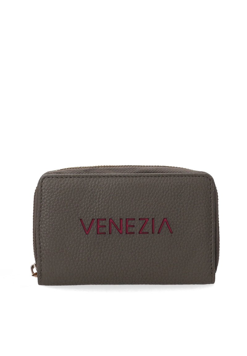 Grå læderpung med præget "VENEZIA" logo i mørkerød. Har tekstureret overflade og lynlåslukning. Kompakt rektangulær form.