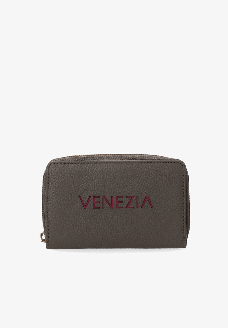 Grå læderpung med præget "VENEZIA" logo i mørkerød. Har tekstureret overflade og lynlåslukning. Kompakt rektangulær form.