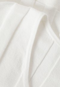 Pullover bianco realizzato in un morbido tessuto texturizzato. Presenta un colletto a coste e cuciture a vista. Leggero, con una finitura liscia e pulita.