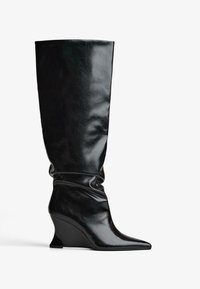 Čierna kožená vysoká boot s pätou a špicatou špičkou, s hladkou textúrou a zhrnutými detailmi v hornej časti.