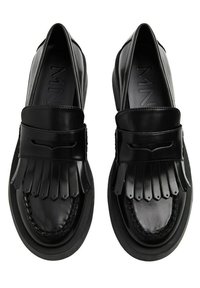 Sorte læder loafers med frynsedesign, der har en glat overflade, elastiske detaljer og en stikning omkring tåen.