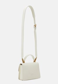 Borsa in pelle bianca con una forma strutturata, dotata di una tracolla removibile, manico superiore e dettagli in metallo dorato.