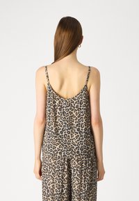 Top s leopard uzorkom bez rukava s tankim naramenicama, koji ima duboki dekolte na leđima i opušteni kroj. Izrađen od laganog materijala s glatkom teksturom.