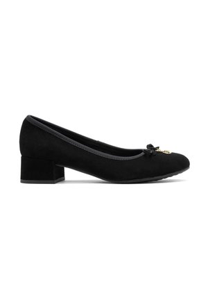 Sort ruskind pumps med rund tå, lille block heel og en bue detalje på vristen, med guld hardware detalje.