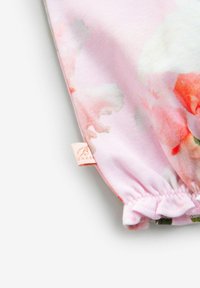 Pochette in tessuto a fantasia floreale con sfondo rosa chiaro, apertura arricciata con elastico e etichetta di marca color pesco con testo dorato.