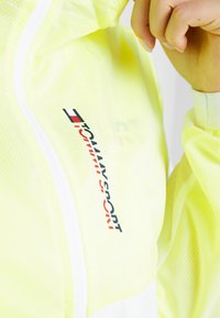 Tommy Hilfiger Vindjacka - yellow