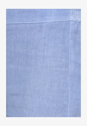Tessuto in lino azzurro chiaro con cuciture visibili e dettaglio elastico arricciato in vita sul lato destro.