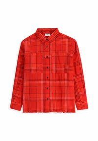 Czerwona koszula w kratę z kołnierzykiem, zapinana na guziki, z dwiema kieszeniami na piersiach i długimi rękawami o postrzępionych brzegach. Wykonana z lekkiego materiału.