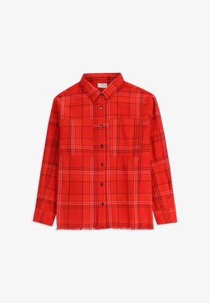 Czerwona koszula w kratę z kołnierzykiem, zapinana na guziki, z dwiema kieszeniami na piersiach i długimi rękawami o postrzępionych brzegach. Wykonana z lekkiego materiału.
