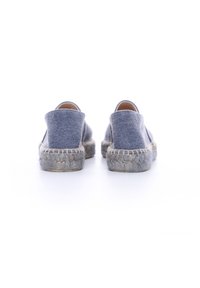 Espadrillas in denim blu con suola in corda di juta, caratterizzate da un retro arrotondato e pannelli laterali elasticizzati per un facile indossamento.