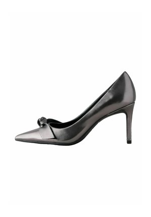 Spidse højhælede sko i metallic grå læder med en sløjfeaccent på forsiden og en smal stiletto-hæl. Glat, glansfuld overflade.