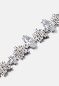 Armband met afwisselend grote marquise-cut en cluster van kleine baguette-cut heldere edelstenen, gezet in zilverkleurig metaal.