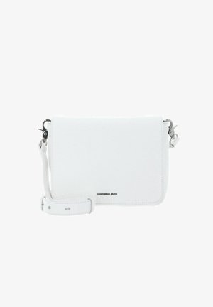 Sac bandoulière rectangulaire en cuir blanc avec sangle réglable et fermoir en métal argenté, arborant un petit logo de marque embossé à l'avant.