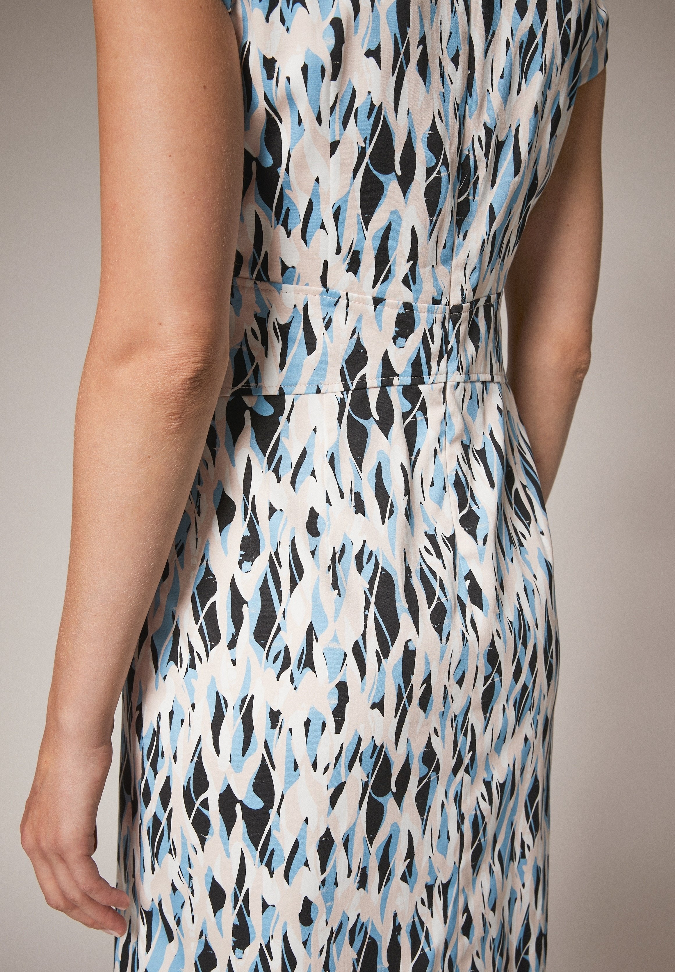 comma KLEID - Freizeitkleid - light blue aop/weiß - Zalando.ch