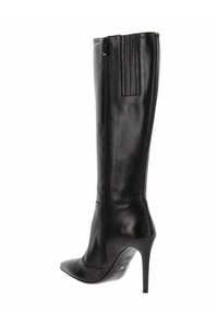 Knöchelhoher schwarzer Lederstiefel mit spitzer Zehe, schlankem Stiletto-Absatz, seitlichem Reißverschluss und vertikal geripptem Design an der Oberseite.