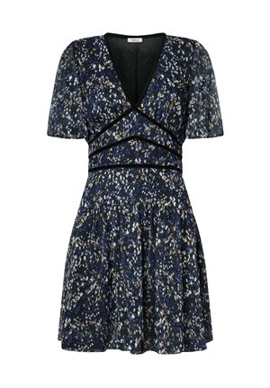 Vestido negro de manga corta con un patrón floral en azul, blanco y dorado. Escote en V, cintura ajustada y falda acampanada. Textura de tela suave.