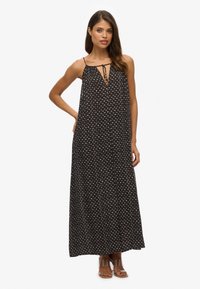 Zwarte maxi-jurk met bloemenprint, spaghettibandjes en een V-hals. Lichtgewicht stof valt losjes tot op enkel lengte.