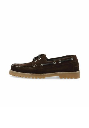 Chaussure bateau en daim brun foncé avec détails de lacets, couture blanche et semelle en caoutchouc marron clair avec des crampons profonds.