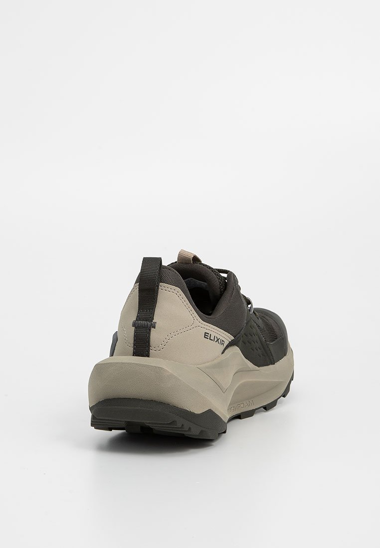 Zapatos de senderismo para hombre con parte superior de malla negra, suela de goma beige, tirador y detalle de logo. Presentan un diseño duradero adecuado para uso al aire libre.